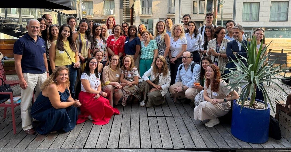 Fotografia de grupo dos participantes da Regresso à Casa de Partida no terraço do Pestana Brussels Schuman, Julho de 2026.